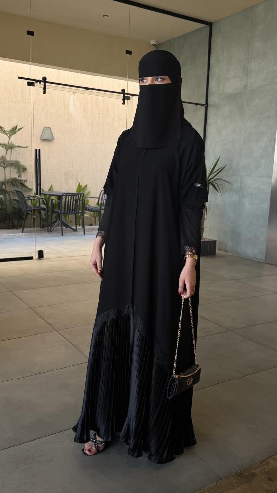 عباية معجبة