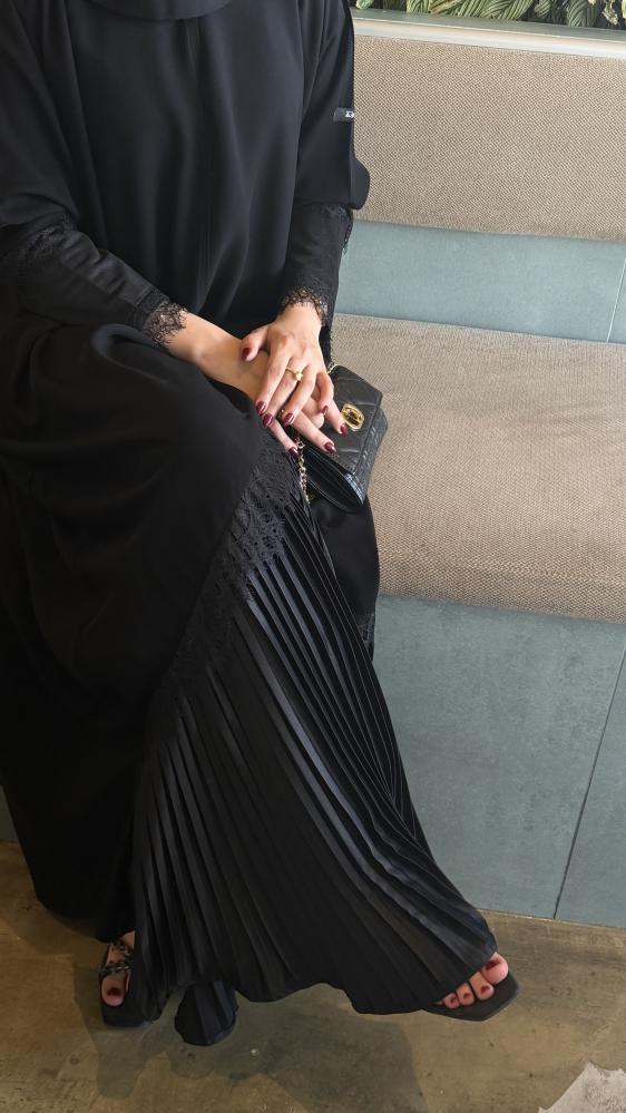عباية معجبة