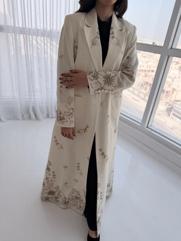 Thara'a abaya, blazer with lining, embroidered linen, with a headscarf.