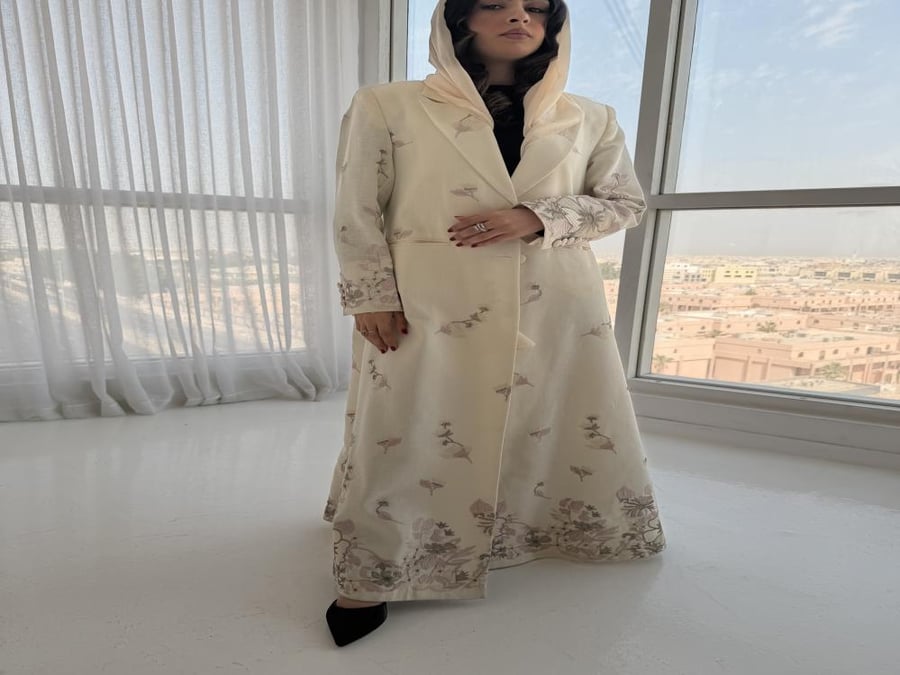 Thara'a abaya, blazer with lining, embroidered linen, with a headscarf.