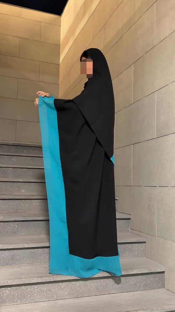 عباية سوداء وتركوازي