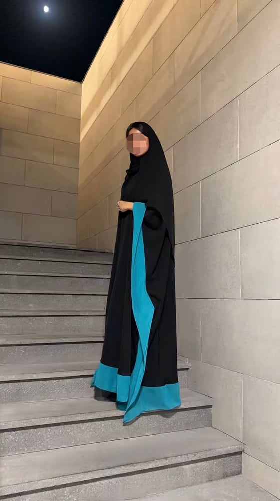 عباية سوداء وتركوازي