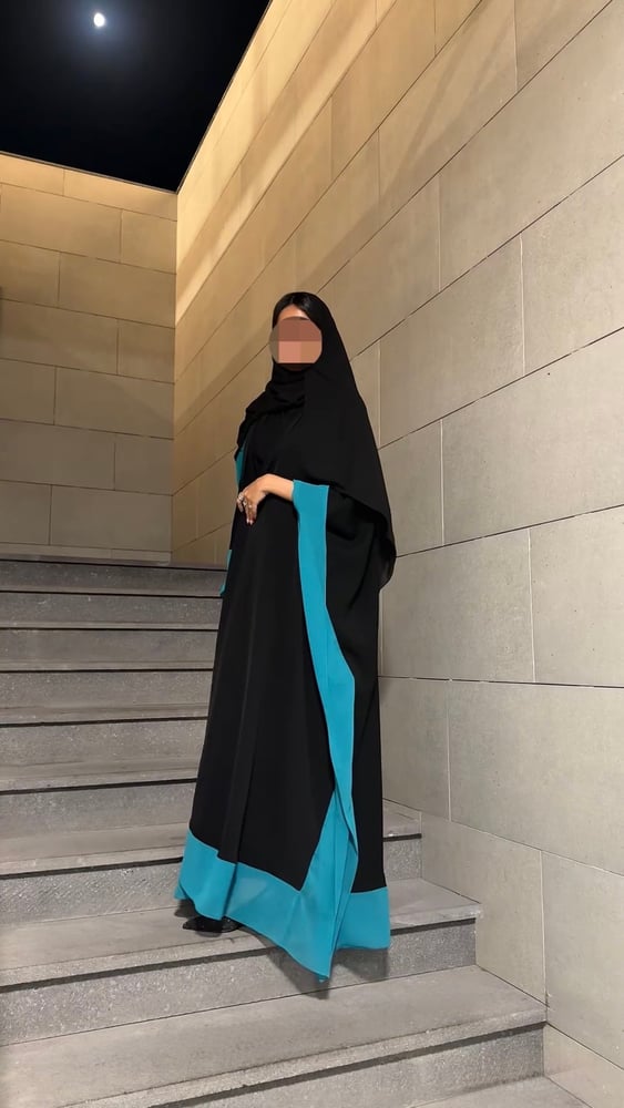 عباية سوداء وتركوازي