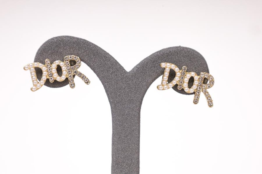 أقراط ذهبية مستوحاة من تصميم Dior