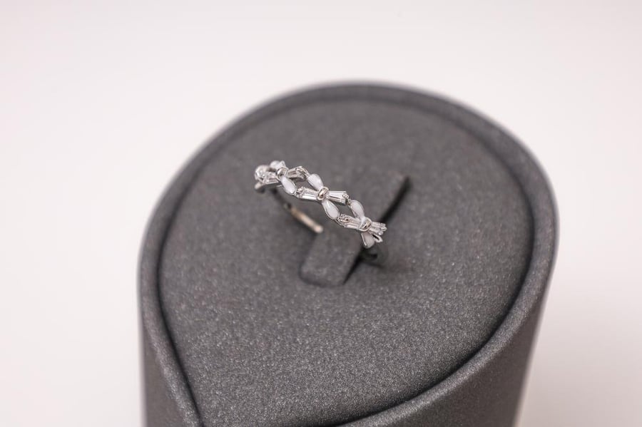 Silver ring with geometric design encrusted with pearl and crystal stones