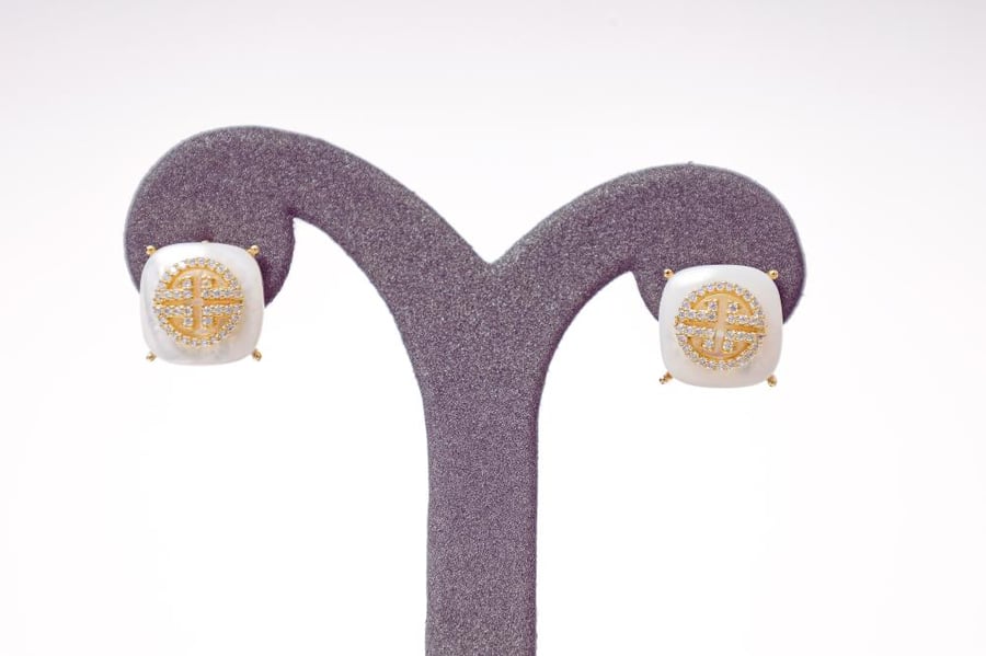 حلق ذهبي أنيق مستوحى من تصميم Fendi