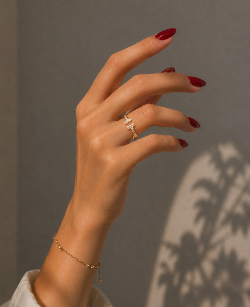 خاتم ذهبي بتصميم مفتوح مستوحى من ماركة Tiffany & Co