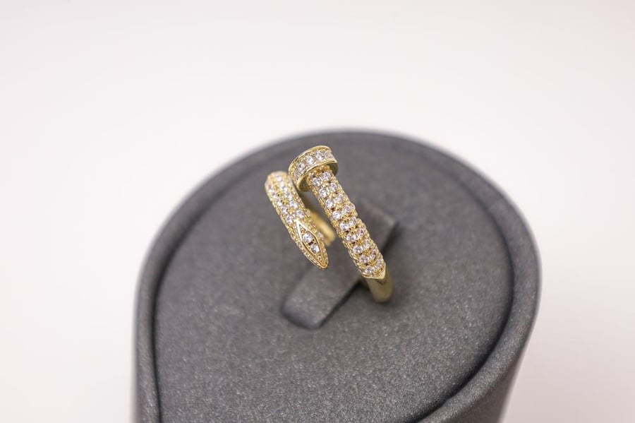 خاتم ذهبي بتصميم مستوحى من ماركة Cartier المسمار ذو اللفتين