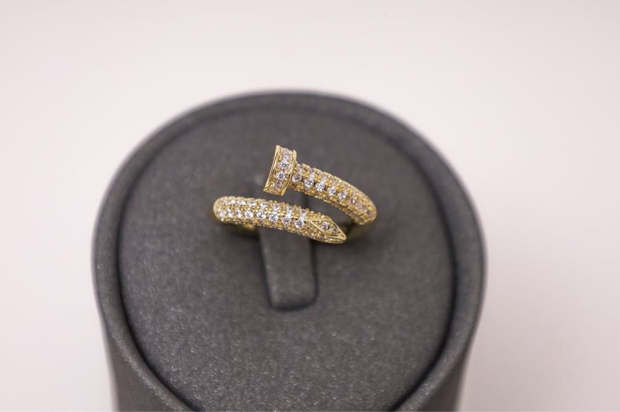 خاتم ذهبي بتصميم مستوحى من ماركة Cartier المسمار ذو اللفتين