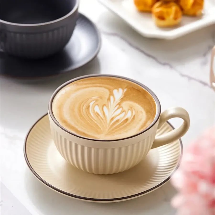 كوب قهوة سيراميك مخطط مع صحن