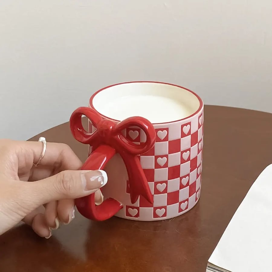 كوب سيراميك قلب بقوس بمقبض تصميم مميز
