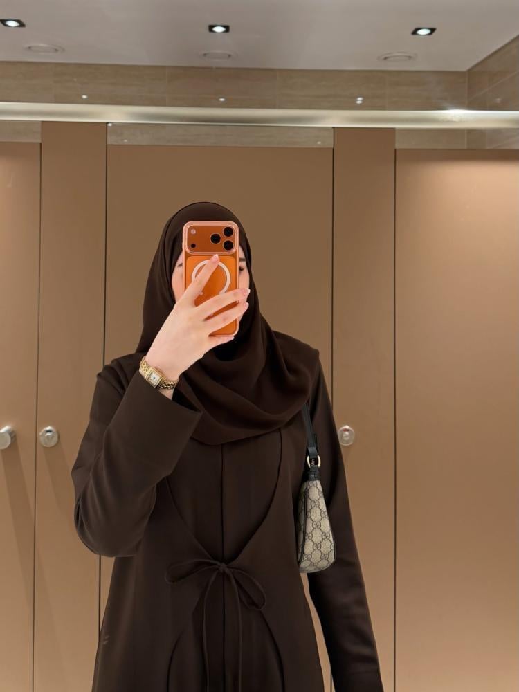 عباية أنيقة بتفاصيل ناعمة - عبايات ساره