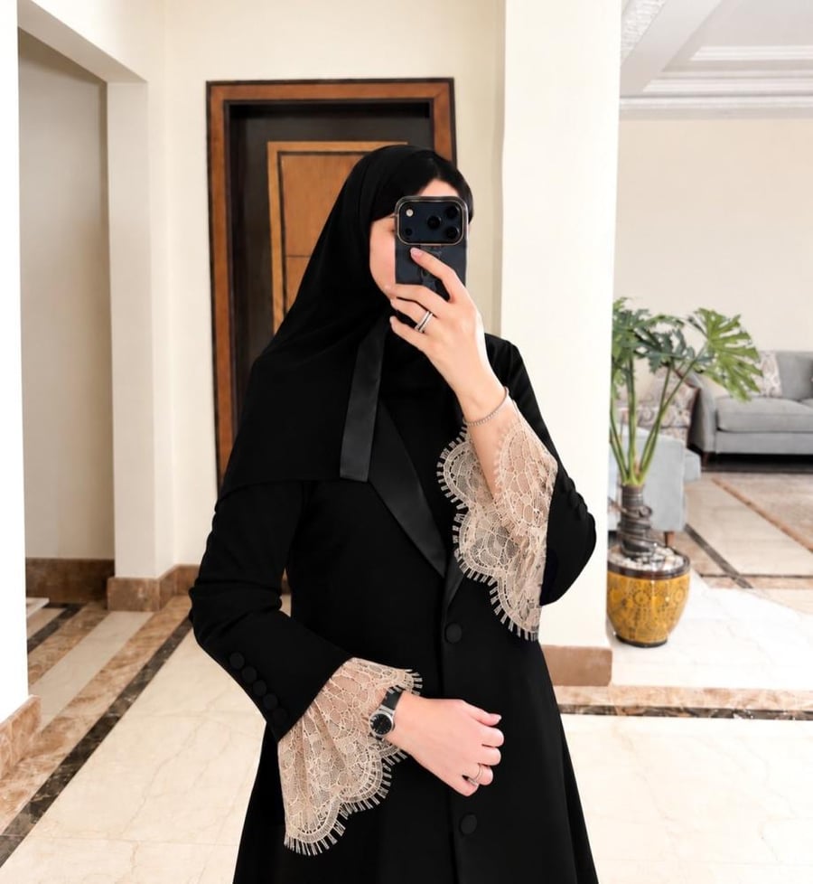 عباية بليزر اسود بتفاصيل ناعمه للاكمام بخامة الكريب