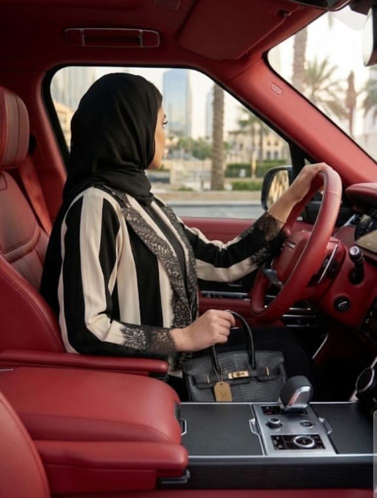 عباية مميزه فاخرة تجمع بين الرقي والأنوثة بتفاصيل استثنائية