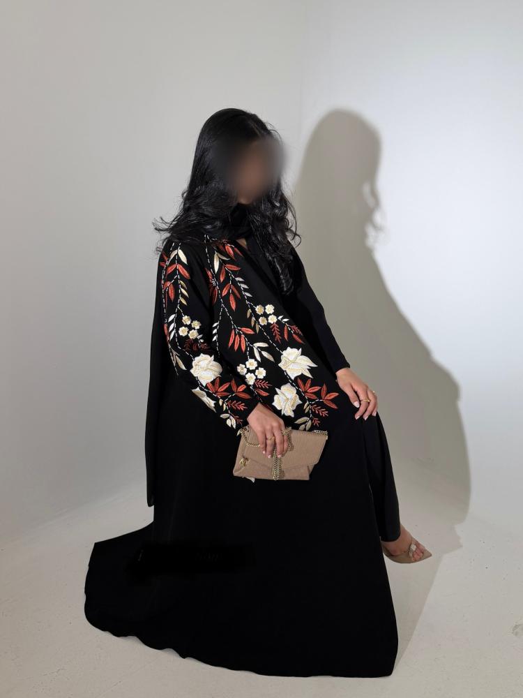 عباية سوداء مطرزة بنقوش زهرية فاخرة