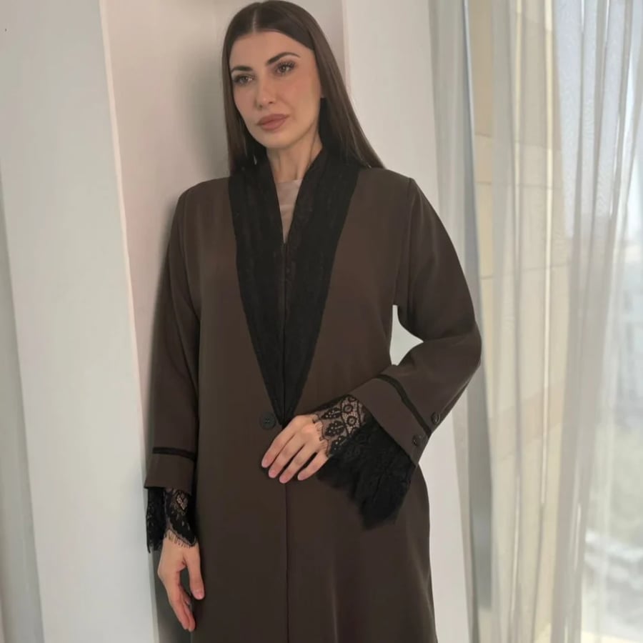 عبايه زيتي بليزر فخمة . قماشها من  الكريب الخفيف الكوري مضاف اليها قطعه من الدانتيل الفاخر على الصدر والاكمام . العبايه تصلح للدوامات والاجتماعات الرسميه