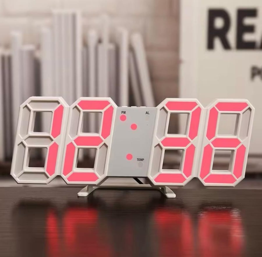ساعة منبه رقمية عصرية، تتميز بشاشة LED كبيرة وواضحة تعرض الوقت بخط واضح.