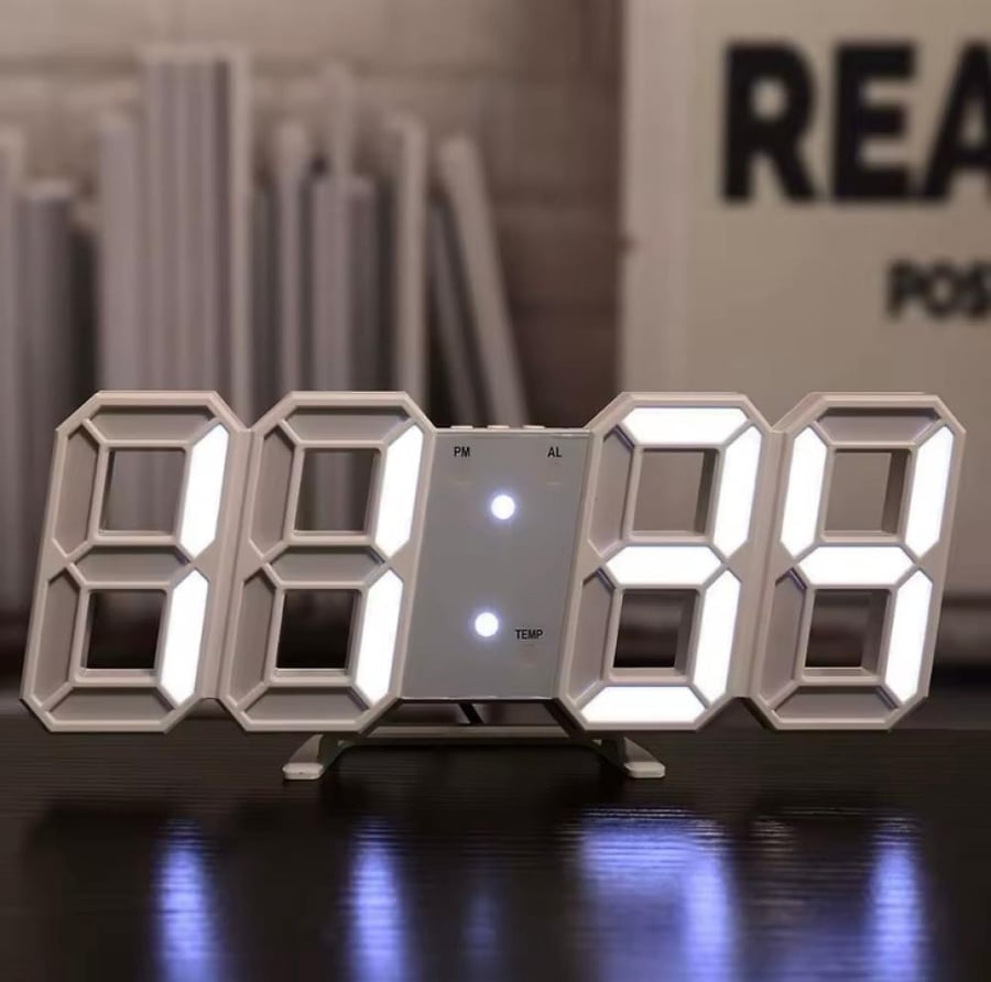 ساعة منبه رقمية عصرية، تتميز بشاشة LED كبيرة وواضحة تعرض الوقت بخط واضح.