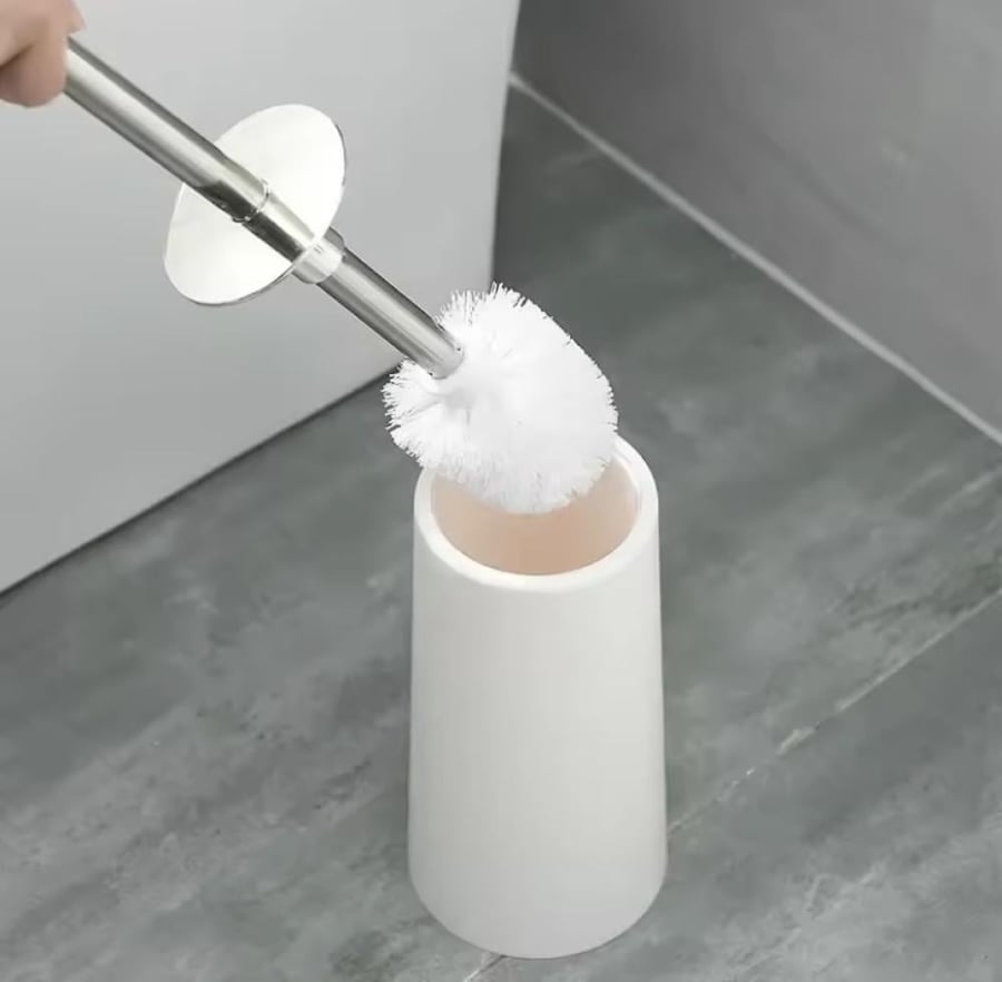 فرشاة مرحاض مع حامل بتصميم عصري وألوان متعددة، تضيف لمسة مرتبة لركن الحمام.