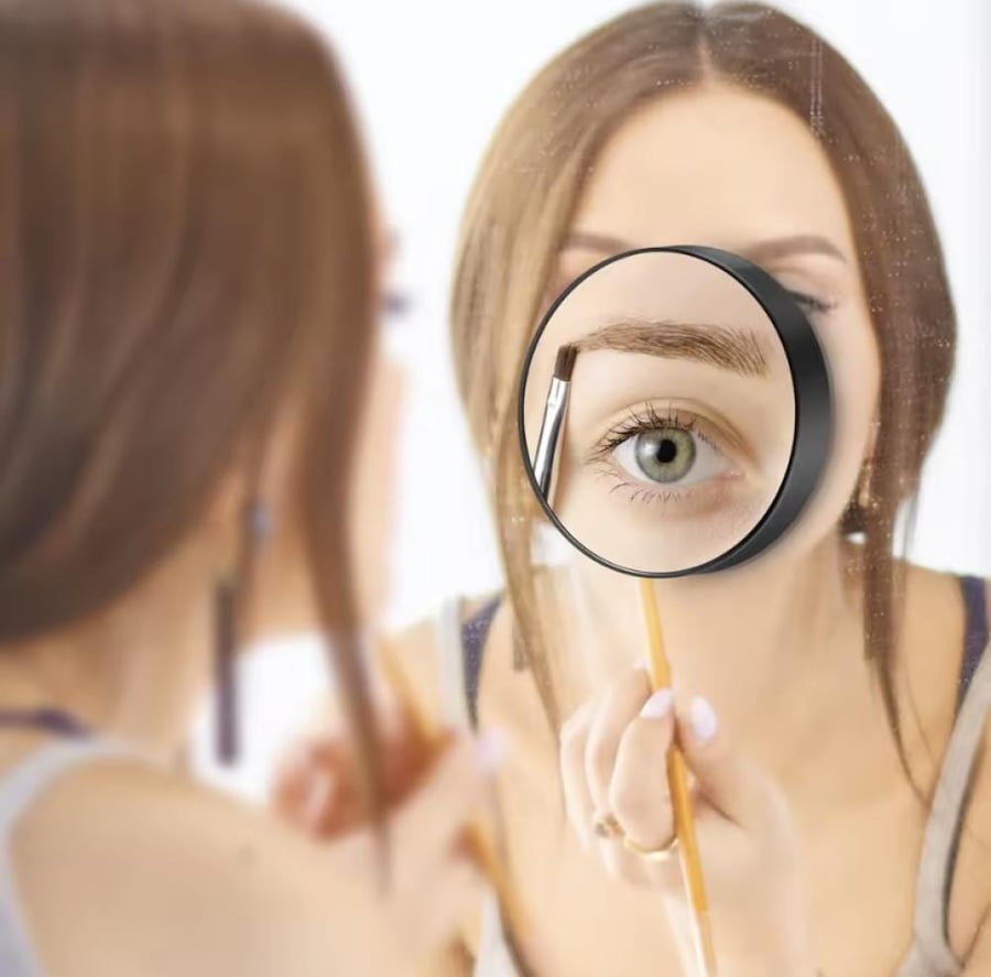 مرآة دائرية بتكبير 30 ضعفًا. تتميز بظهر أسود ومزودة بأكواب شفط لسهولة تثبيتها على الأسطح الملساء.