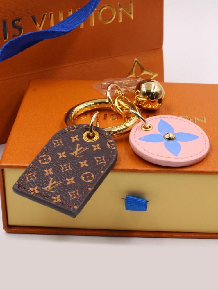 ميداليه مفاتيح lv