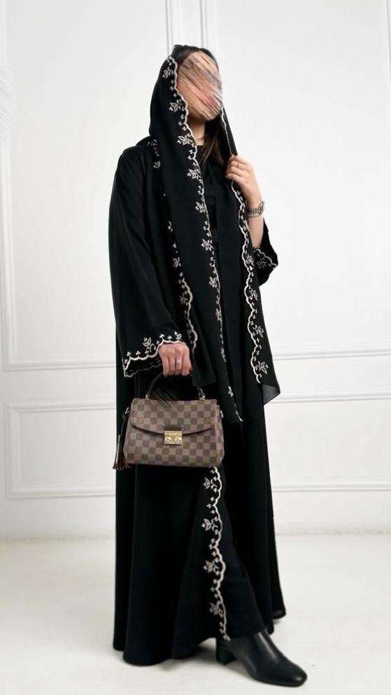 عبايه A-line من الكريب المنسدل مطرزه باللون البيج الفاتح .