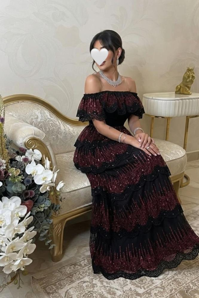 فستان سهرة أسود وعنابي بطبقات ترتر ودانتيل