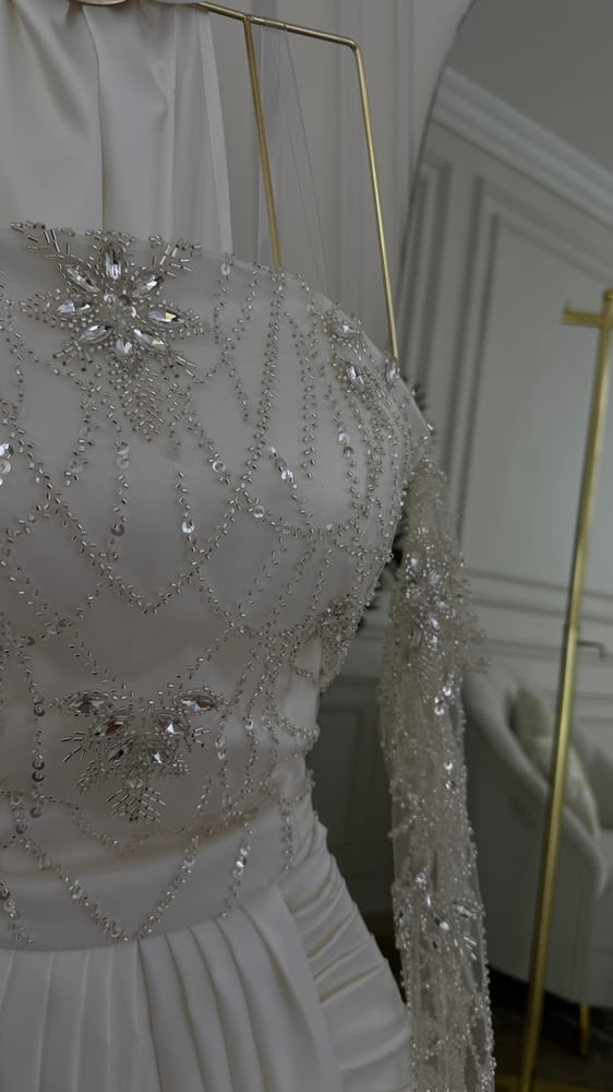 Royal white dress – shiny feteet with luxurious embroidery