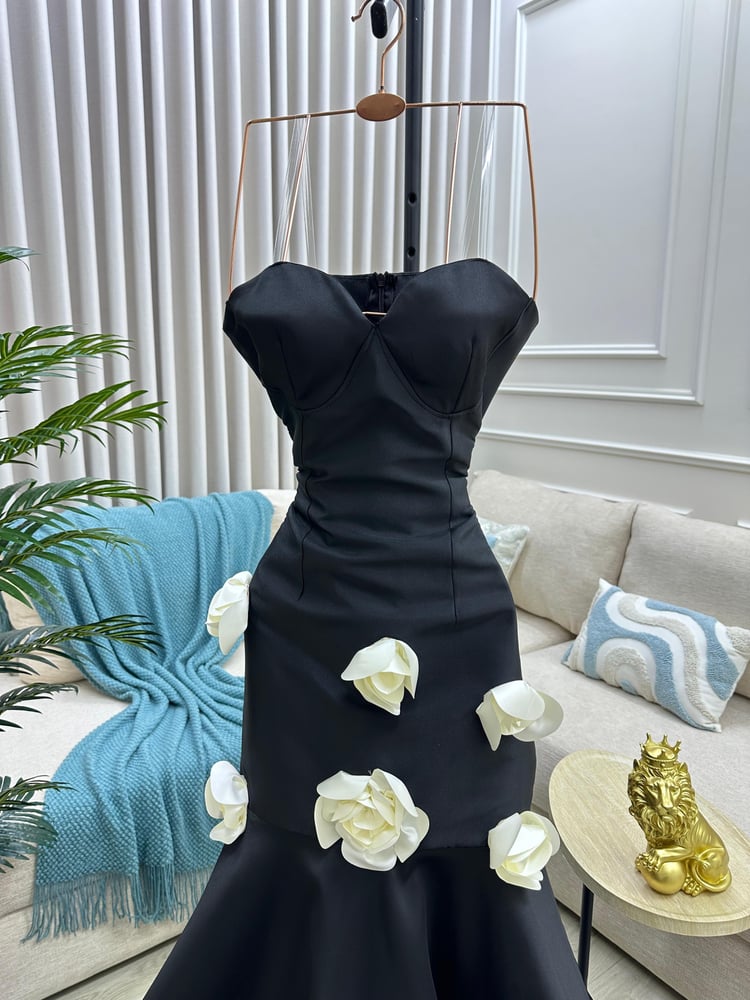 Evening dress with prominent flowers