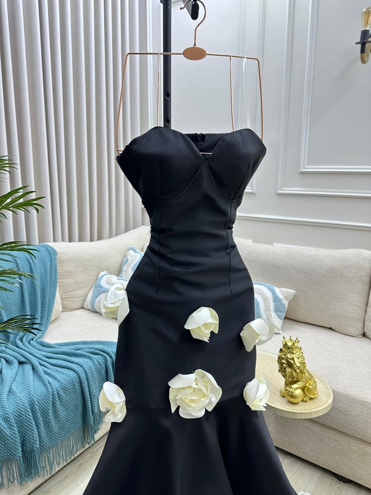 Evening dress with prominent flowers