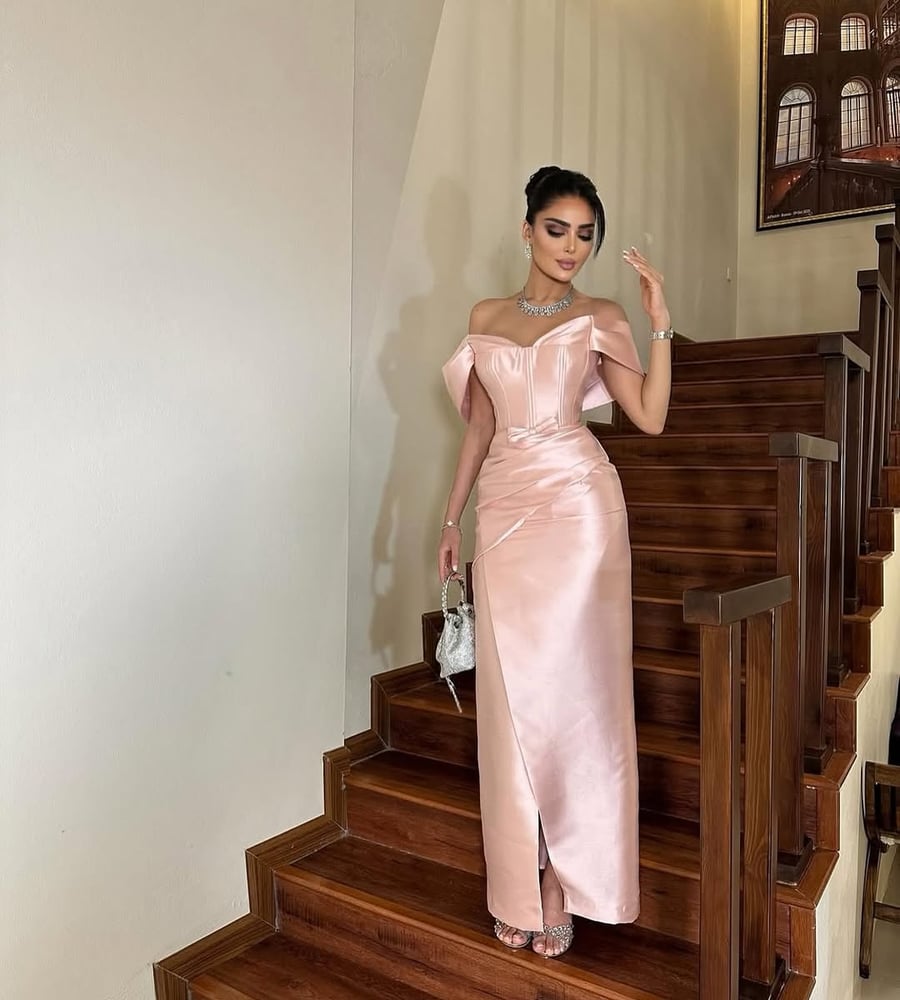 Long evening dress in light pink color, characterized by an elegant and attractive design.