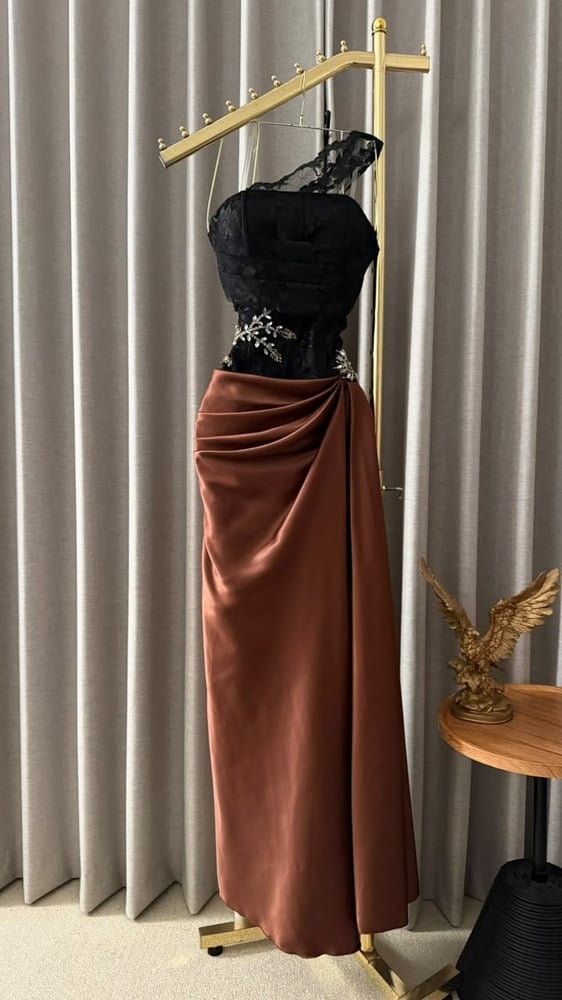 فستان سهره دانتيل أسود مع بني راقي