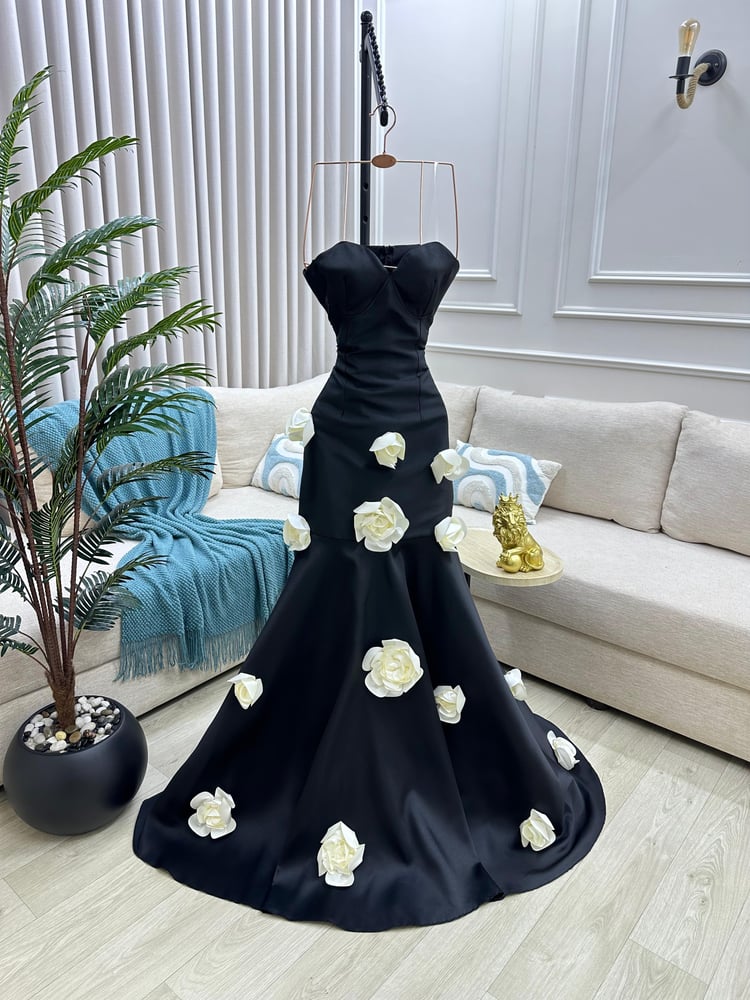 Evening dress with prominent flowers