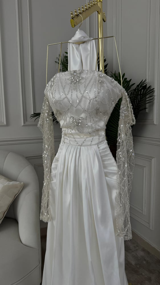 Royal white dress – shiny feteet with luxurious embroidery