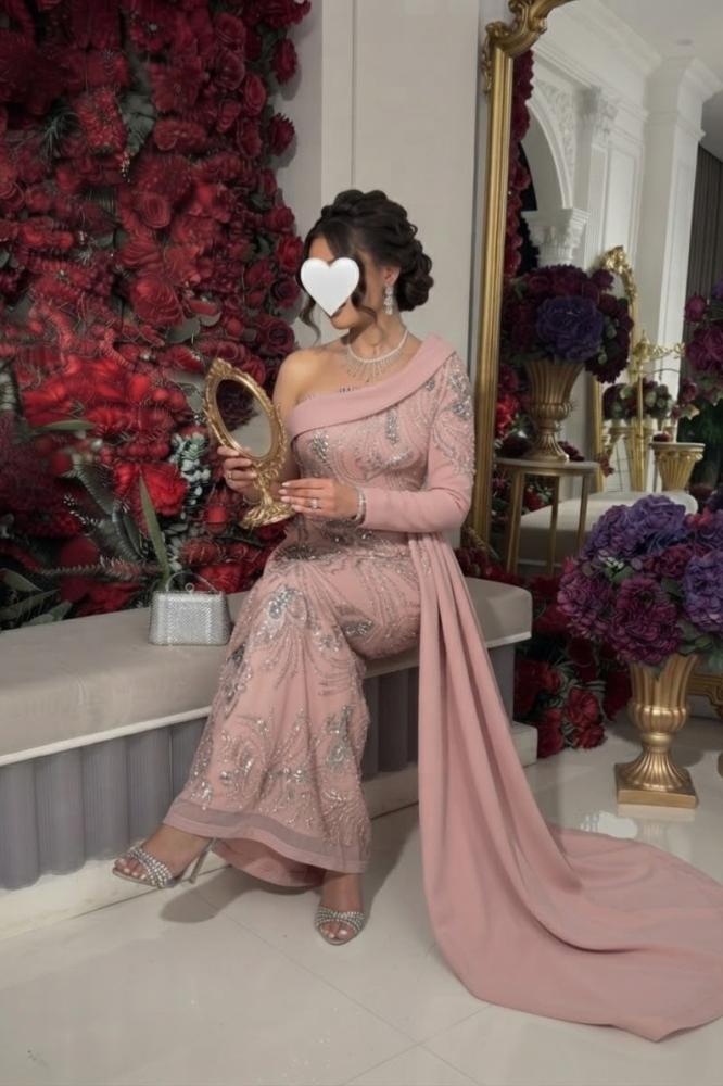 فستان سهرة وردي بكتف واحد بتطريز كرستال