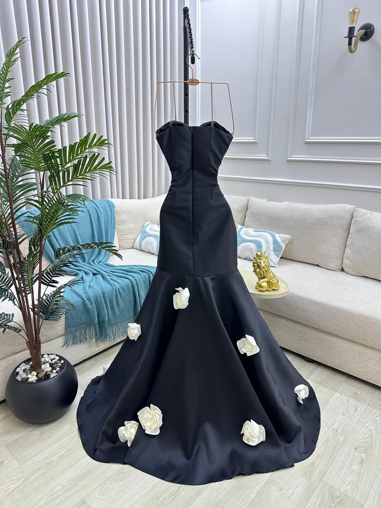 Evening dress with prominent flowers