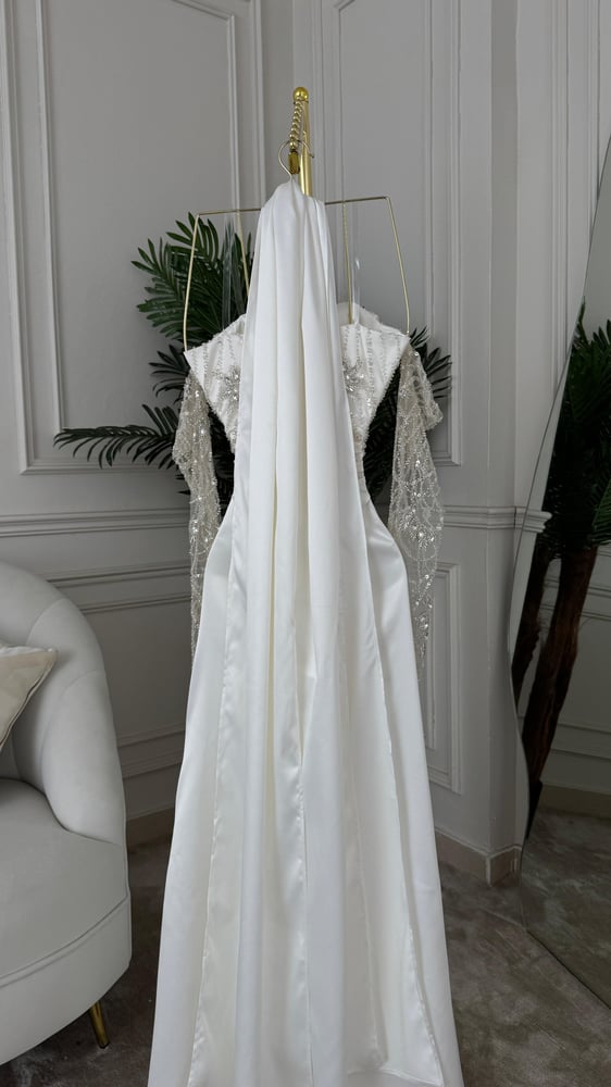 Royal white dress – shiny feteet with luxurious embroidery