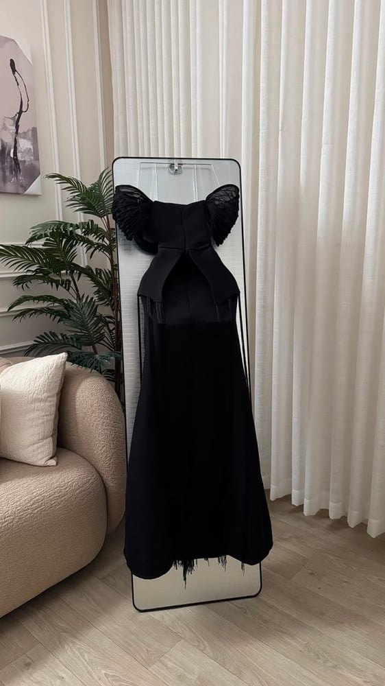فستان سهره أسود بهدب راقي