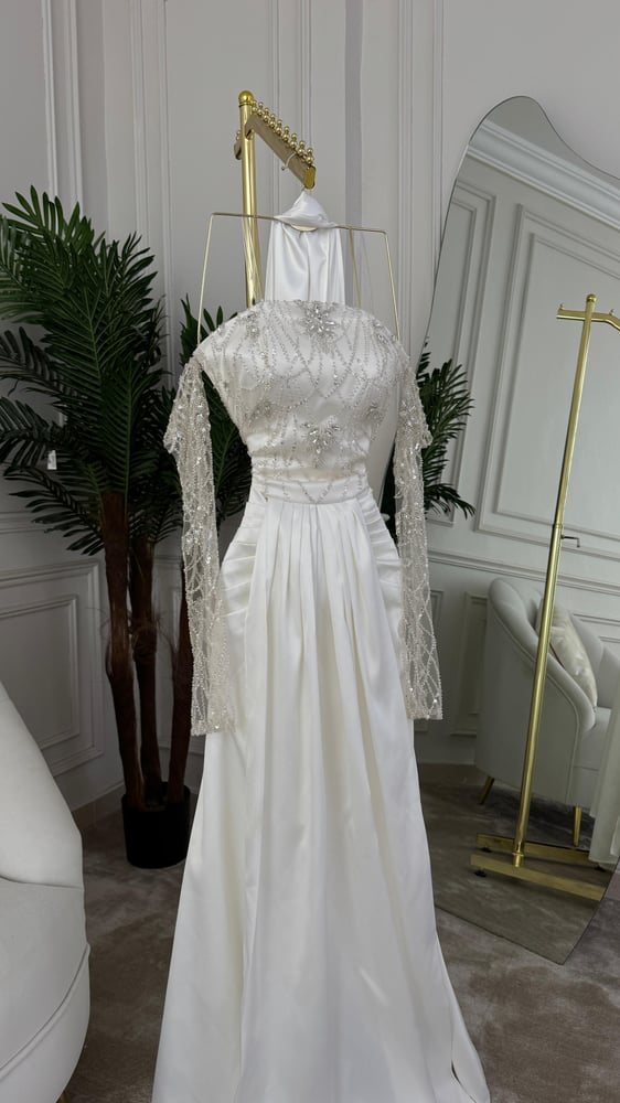 Royal white dress – shiny feteet with luxurious embroidery