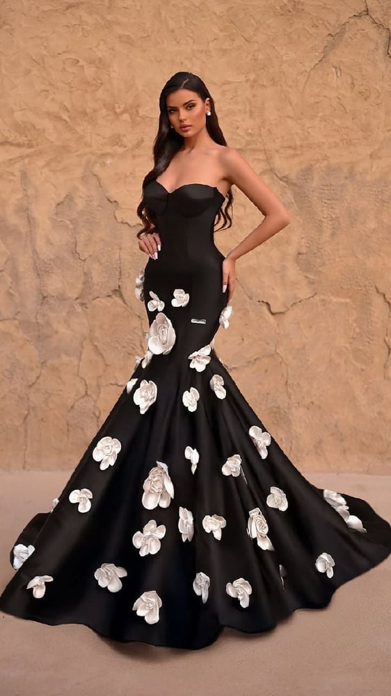 Evening dress with prominent flowers