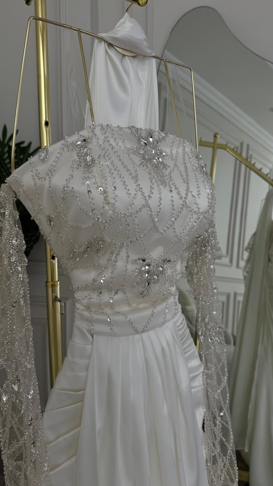 Royal white dress – shiny feteet with luxurious embroidery