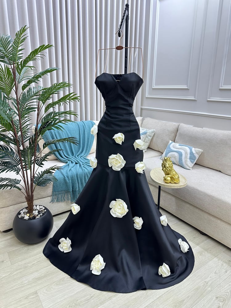 Evening dress with prominent flowers
