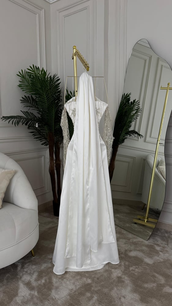 Royal white dress – shiny feteet with luxurious embroidery