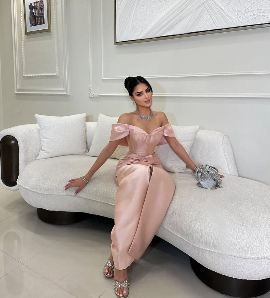 Long evening dress in light pink color, characterized by an elegant and attractive design.