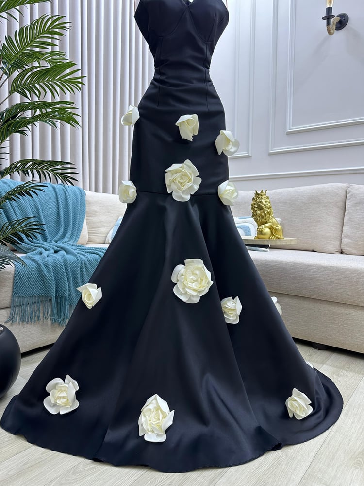 Evening dress with prominent flowers