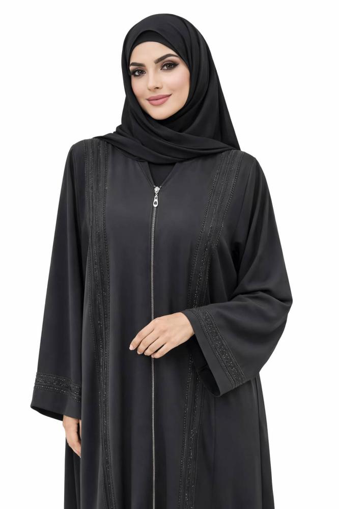 عباية سوداء فاخرة بسحاب أنيق وتفاصيل راقية لإطلالة مميزة من كيان مكس
