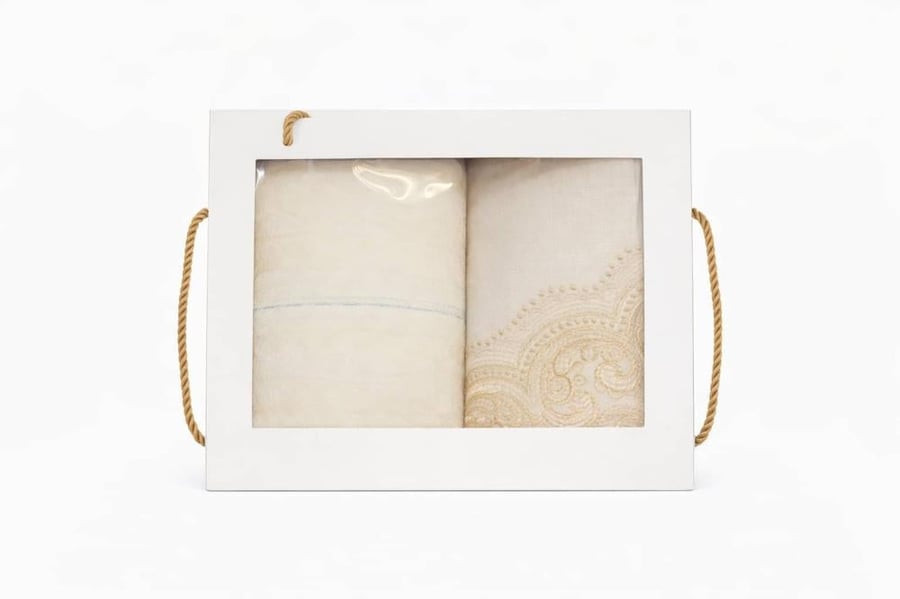 An elegant prayer set includes a prayer rug and a prayer cover with a sophisticated and soft design