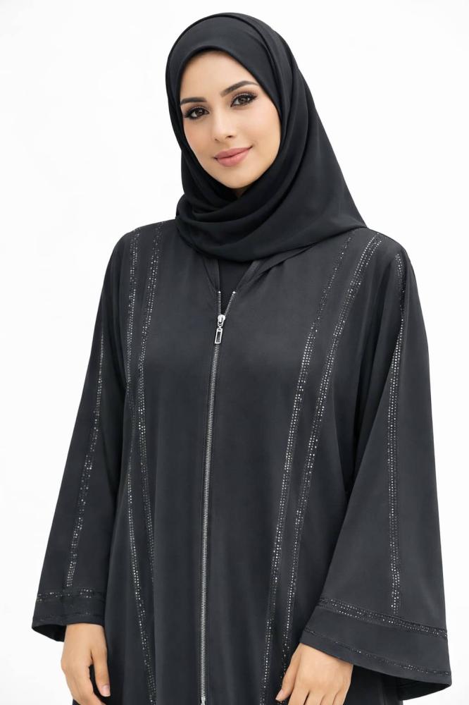 عباية سوداء أنيقة بخطوط تطريز ناعمة لإطلالة راقية من كيان مكس