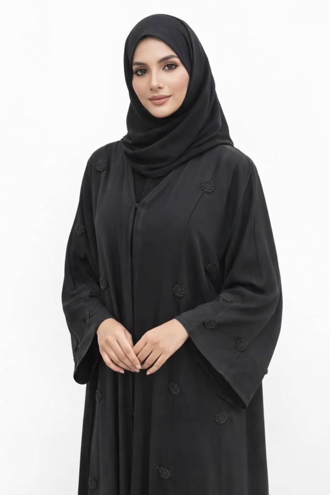 عباية سوداء بنقشات ناعمة لإطلالة فاخرة من كيان مكس
