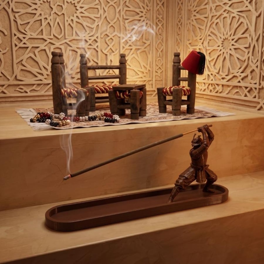 مبخرة على شكل محارب ساموراي ياباني يحمل عود بخور